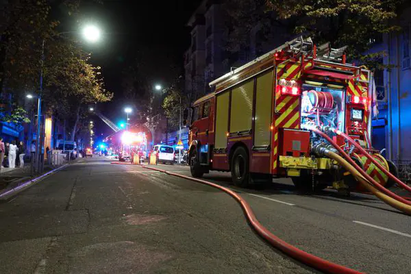 Un camion de pompiers lors de l'intervention de l'incendie ayant impliqué des personnes ayant le syndrome de Diogène